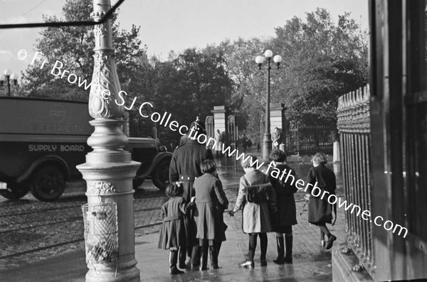 OUTSIDE SHELBOURNE HOTEL POLICEMAN WITH CHILDREN